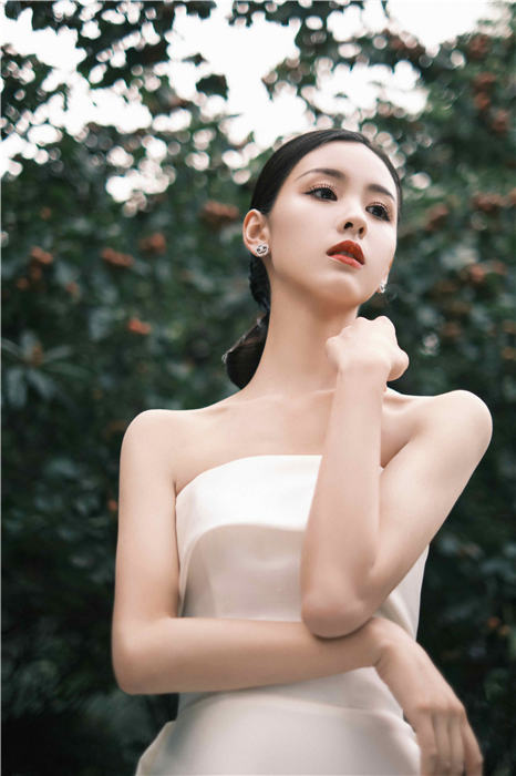 1601259802844933.jpg 陈都灵 天鹅脖颈.jpg