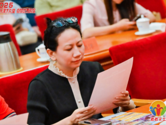 歌唱家张鹤母女携手公益路，与女儿禾子用歌声温暖人心！205.png