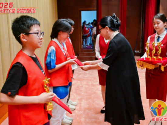 歌唱家张鹤母女携手公益路，与女儿禾子用歌声温暖人心！692.png